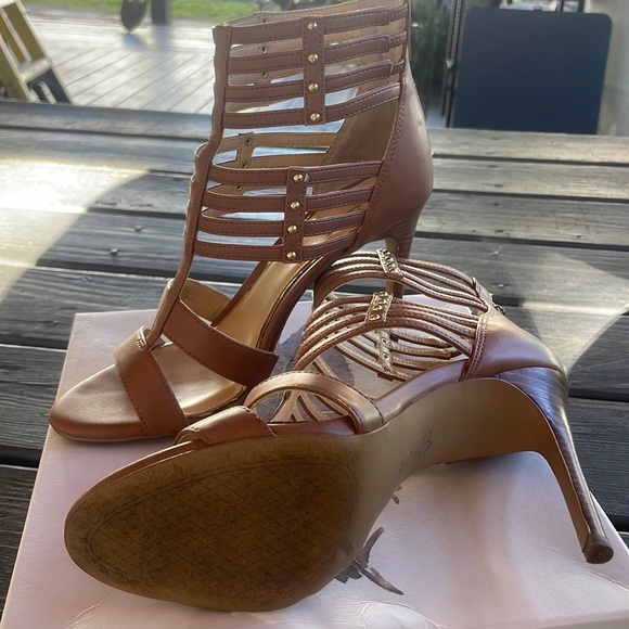 Jessica Simpson nude color 3 inch heels. - Picture 4 of 6